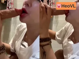 Vào nhà tắm thủ dâm bú cu giả