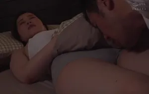 3 ngày ông xã đi công việc, vợ ở nhà nữa đêm bị bố người chồng mò vào phòng