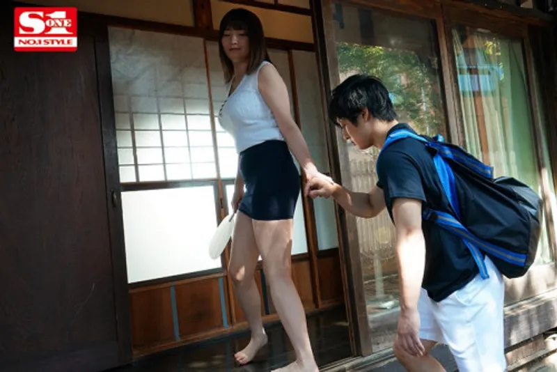 Anh chàng dam dang dương vật khi nhìn trộm em họ cắm sừng với chồng