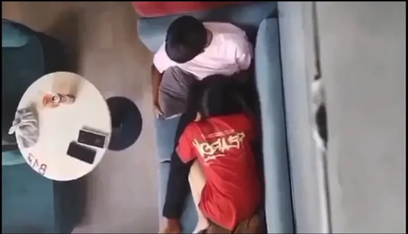 Quay lén em ghệ liếm bú cho em gái nơi công cộng