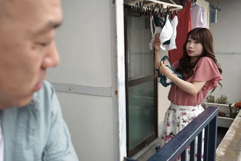 Gã nhà bên chuyên soi mói và cặp bà xã gã chồng thường xuyên rên la quá to