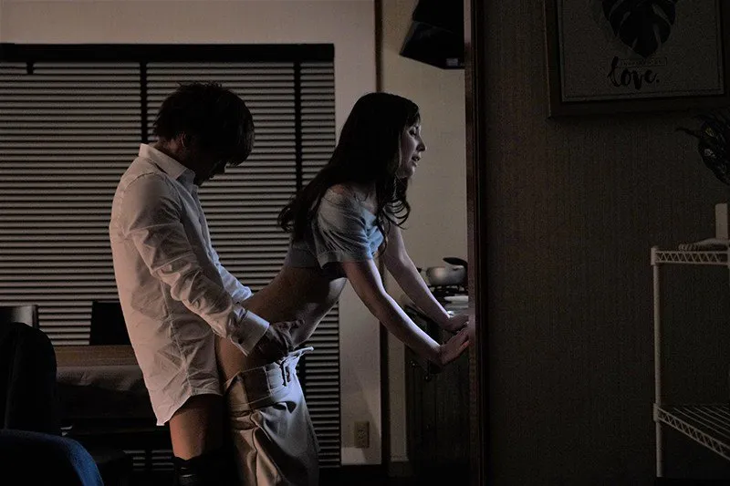 Tiền bối đi công chuyện, cậu nhân viên đến nhà xxx vợ ông ấy